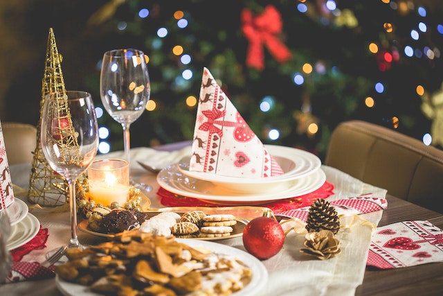 Consegna di cibo a domicilio durante le festività di Natale e Capodanno